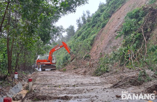 UBND xã Hòa Phú cũng huy động phương tiện cơ giới xử lý đất đá bị sạt lở trên một tuyến đường để bảo đảm giao thông.