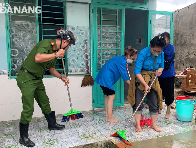 Đoàn viên thanh niên phường Hòa Khánh Nam (quận Liên Chiểu) giúp đỡ người dân dọn vệ sinh nhà.