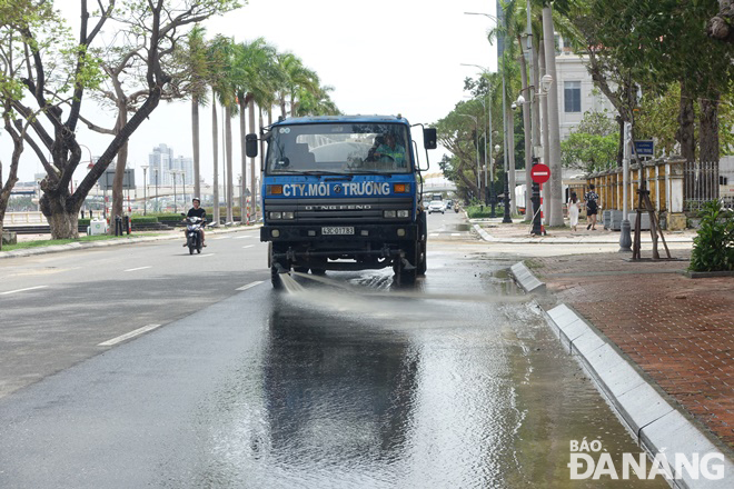 Công ty CP Môi trường đô thị Đà Nẵng huy động phương tiện cơ giới rửa mặt đường Bạch Đằng.