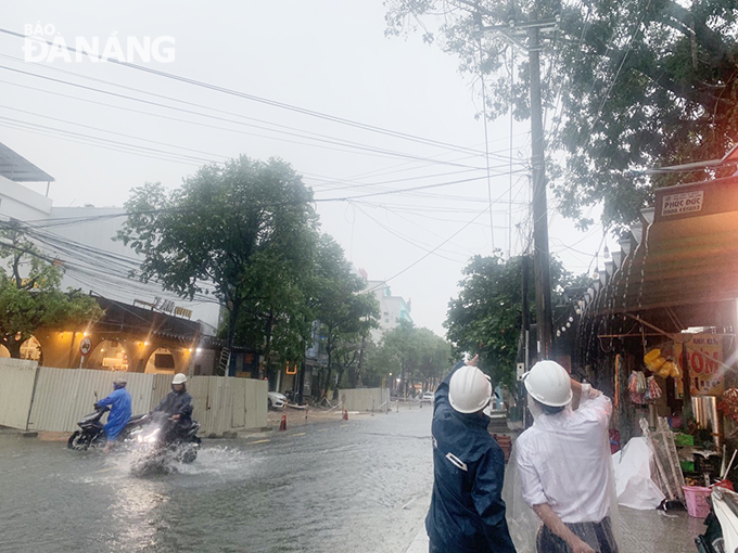 PC Da Nang staff make inspections to restore power to customers. Photo TRIEU TUNG