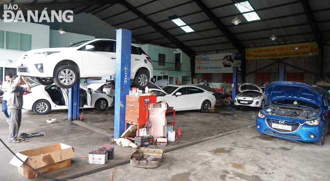 Car repairman at the Khanh Hong auto garage at 357 Huynh Ngoc Hue, Thanh Khe District, are working at full capacity.