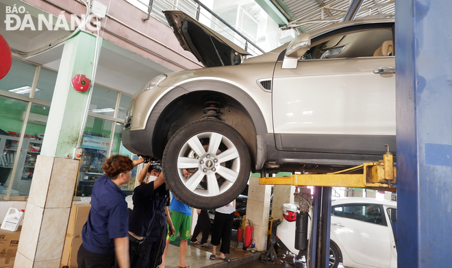 Staff at the Saigon auto garage located at 450 Dien Bien Phu, Thanh Khe District