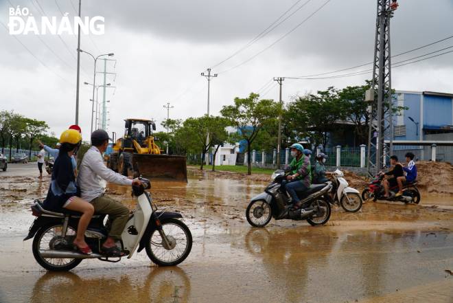 Đường vào các Khu Công nghiệp Đà Nẵng ngập bùn đất. Ảnh: QUỲNH TRANG