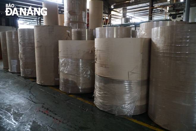Nhiều cuộn giấy nguyên liệu để sản xuất bị ướt và không thể sử dụng tại Nhà máy giấy bao bì Tân Long . Ảnh: QUỲNH TRANG
