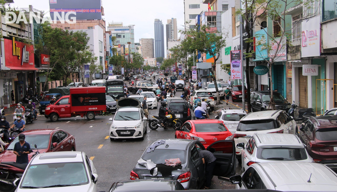 A series of cars broke down on Le Duan Street, Thanh Khe District. Photo: M.Q