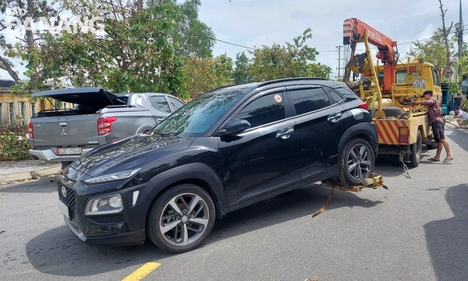 A broken down car was towed by a crane truck to the garage for repair. Photo: M.Q