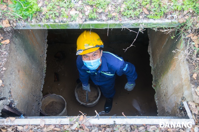 Workers clear the flow, and clean garbage and dirt on the rainwater culverts.