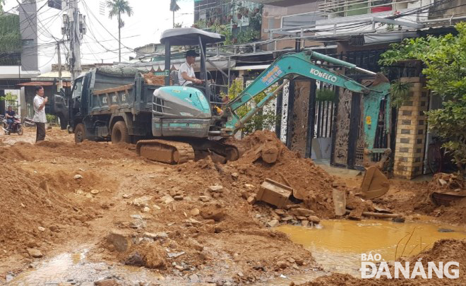 The Cam Le District authorities mobilised motor vehicles to clean up  landslides triggered by Storm Son Ca