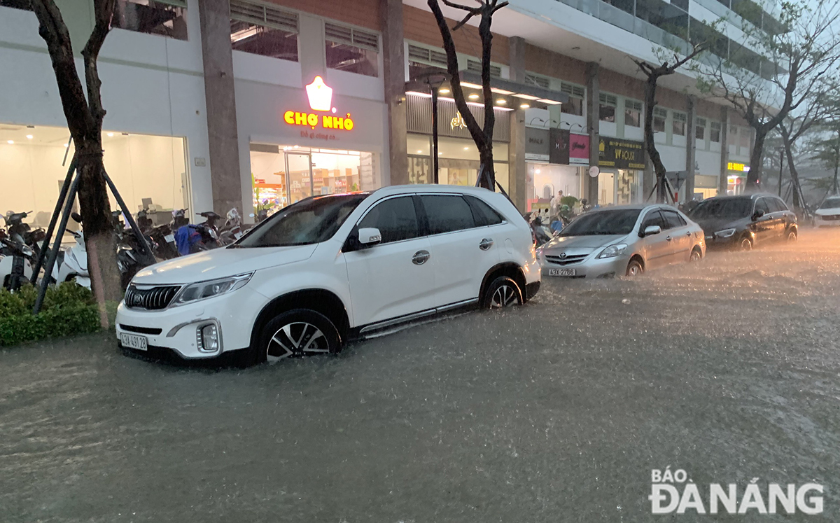 Ô-tô bị ngập nước trong bão số 5. Ảnh: THU HÀ