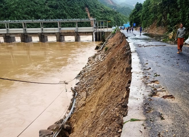 Ta-luy đường ĐT.601 đoạn thượng lưu đập dâng Nam Mỹ bị sạt lở do lũ lớn. Ảnh: H.H