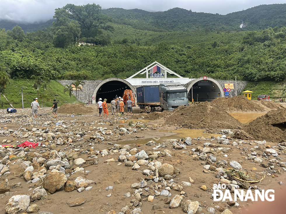 Do lũ quét trên sườn núi Hải Vân kéo lượng đất đá tràn xuống cửa phía nam hầm đường bộ Hải Vân.