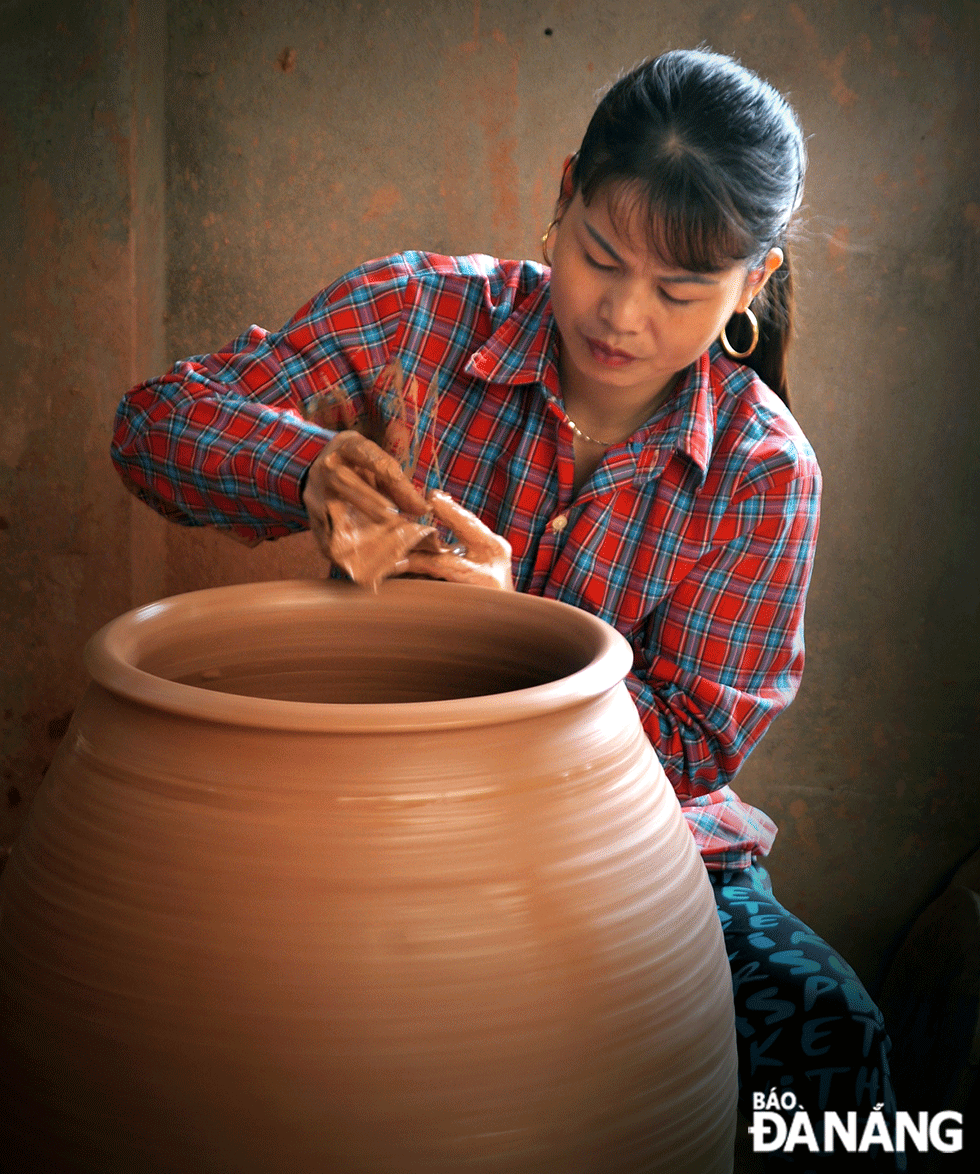An artisan of the Phu Lang Pottery Traditional Craft Village is shaping a pottery product