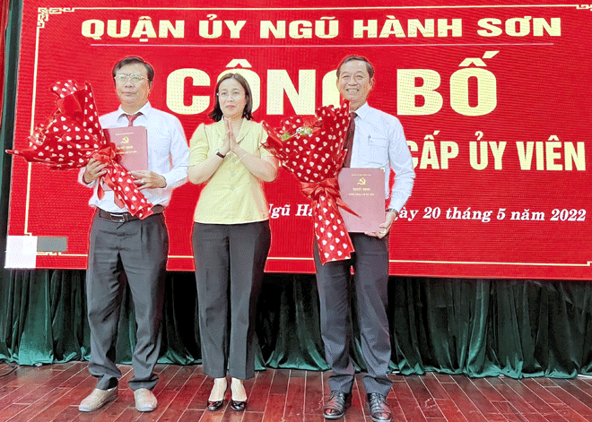 Bí thư Quận ủy Ngũ Hành Sơn Nguyễn Thị Anh Thi (giữa) trao quyết định phân công cấp ủy viên của Ban Thưởng vụ Quận ủy. 