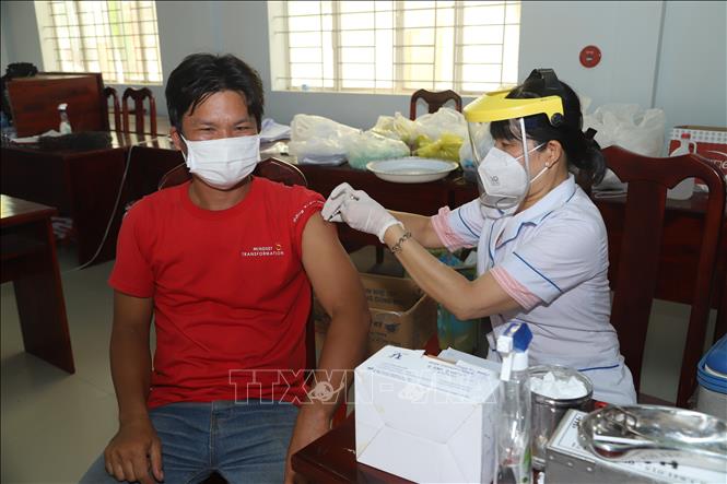 Tiêm vaccine phòng COVID-19 cho người dân. Ảnh: TTXVN