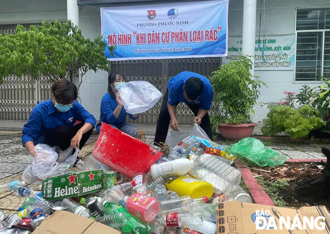 Tuổi trẻ phường Phước Ninh (quận Hải Châu) thu gom rác thải nhựa để bán lấy kinh phí thực hiện các hoạt động Đoàn và công tác an sinh xã hội tại địa phương.  Ảnh: NGỌC QUỐC