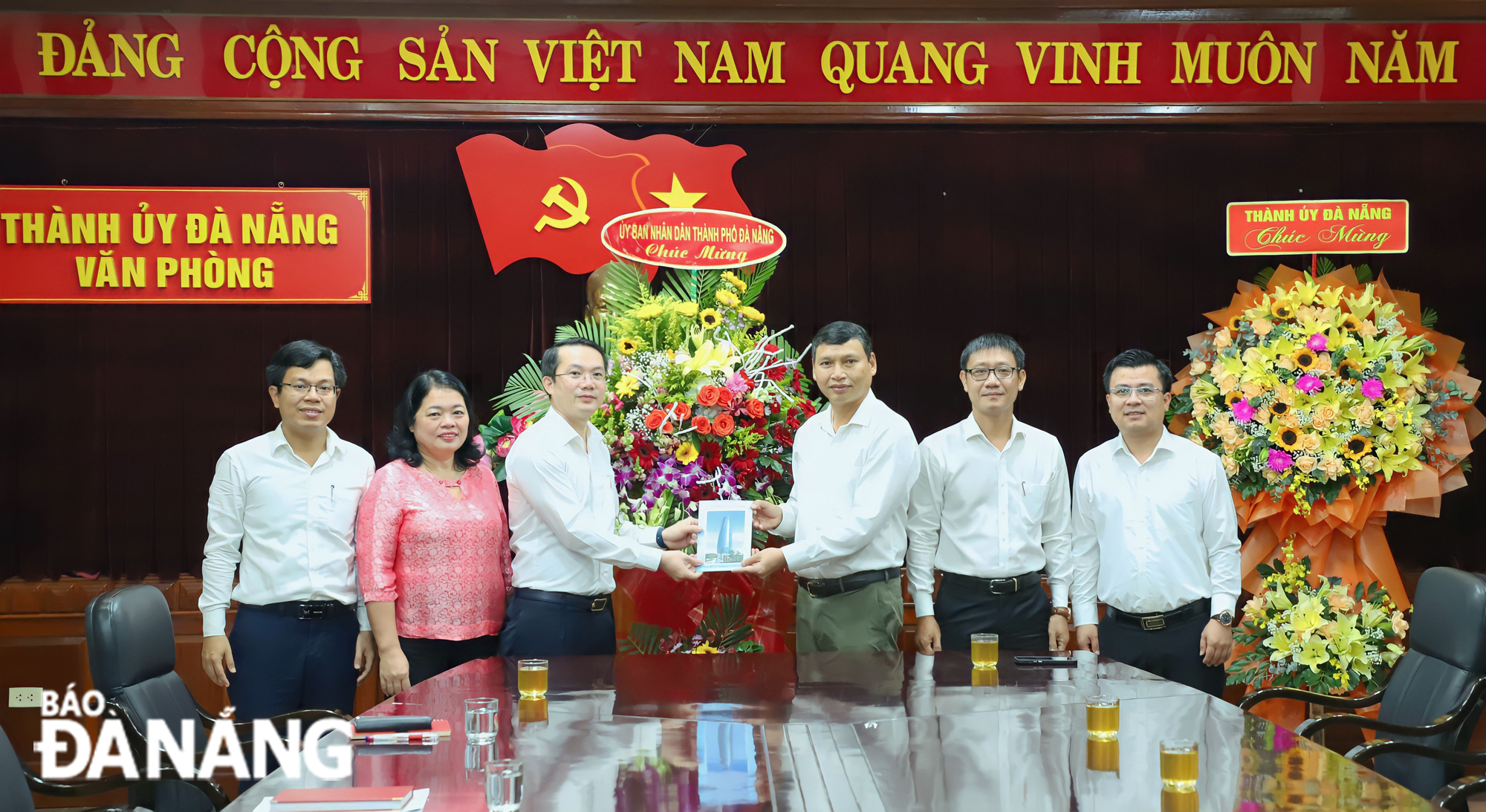 Phó Chủ tịch Thường trực Hồ Kỳ Minh (thứ 3, từ phải sang) tặng hoa chúc mừng lãnh đạo, cán bộ, công chức Văn phòng Thành ủy. Ảnh: NGỌC PHÚ