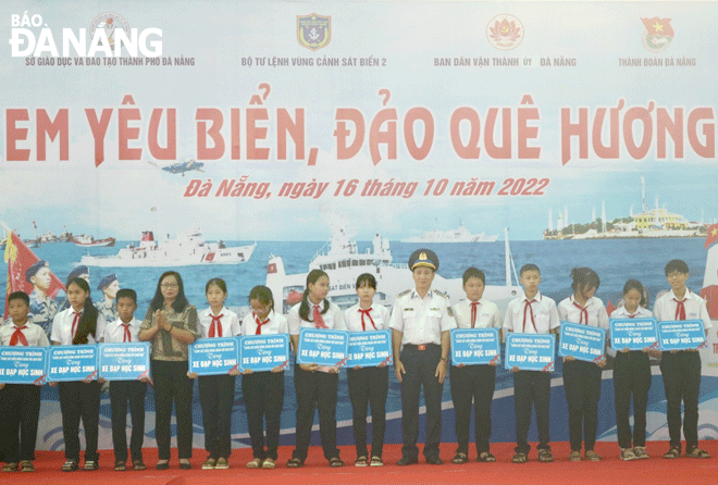 The High Command of the Viet Nam Coast Guard Zone 2 coordinated with the Party Committee's Mass Mobilisation Commission to present bicycles to poor studious pupils