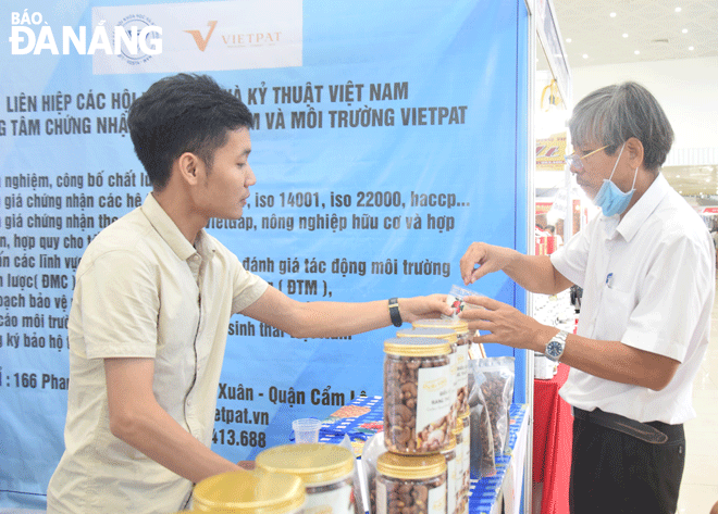 People who come to Da Nang Vietnamese Goods Fair can directly try and choose products. Photo: QUARTER