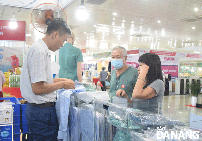 Participating in fairs, businesses have the opportunity to widely promote their products. Photo: QUYNH TRANG