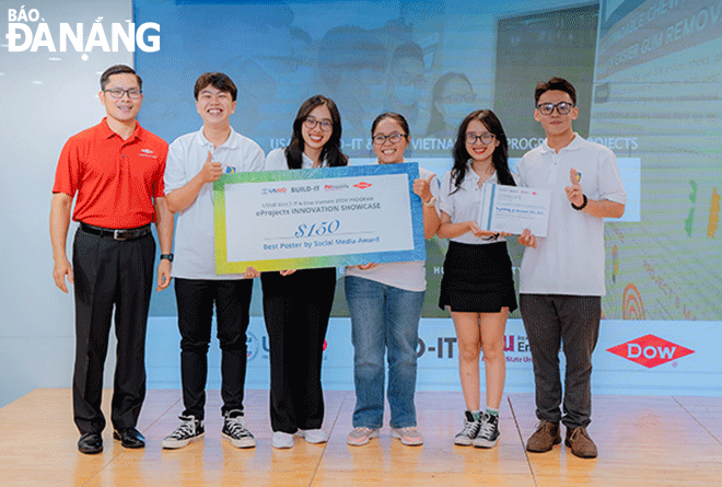 Da Nang students won two awards at the 2022 eProjects Innovation Showcase contest for their PET recycling solution. Photo: T.L