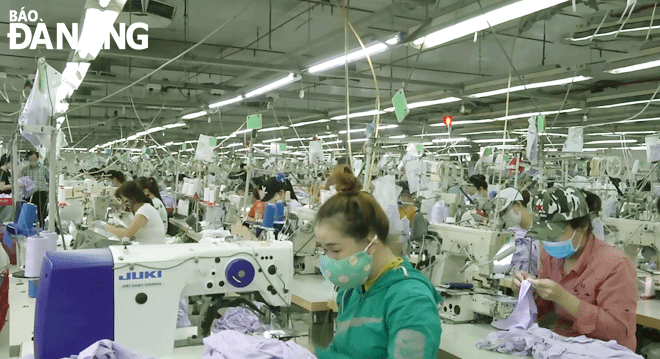Công nhân sản xuất ở Chi nhánh Công ty Scavi Huế tại Đà Nẵng. Ảnh: THÀNH LÂN
