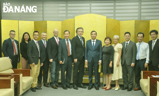 Chủ tịch UBND thành phố Lê Trung Chinh (thứ 6, bên phải sang) cùng lãnh đạo thành phố chụp ảnh lưu niệm với đoàn doanh nghiệp Hoa Kỳ. Ảnh: THÀNH LÂN