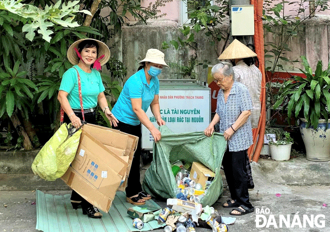 Cán bộ, hội viên Chi hội Phụ nữ Tân Lập 1A (phường Thạch Thang, quận Hải Châu) thu gom rác tài nguyên. Ảnh: L.P
