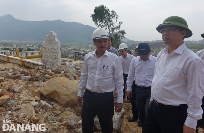 Bí thư Thành ủy Nguyễn Văn Quảng (bìa phải) và Phó Chủ tịch UBND thành phố Lê Quang Nam (trái) kiểm tra thực tế một vị trí sạt lở nặng tại nghĩa trang Hòa Sơn. Ảnh: HOÀNG HIỆP