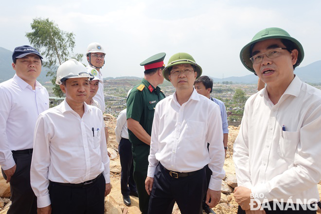Chủ tịch UBND huyện Hòa Vang Phan Văn Tôn (bìa phải) báo cáo về phương án khắc phục sạt lở tại nghĩa trang Hòa Sơn. Ảnh: HOÀNG HIỆP