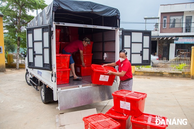 Những chuyến xe chở những phần quà hỗ trợ đang dần dần tiến đến tận tay từng người gặp khó khăn sau lũ trên địa bàn thành phố.