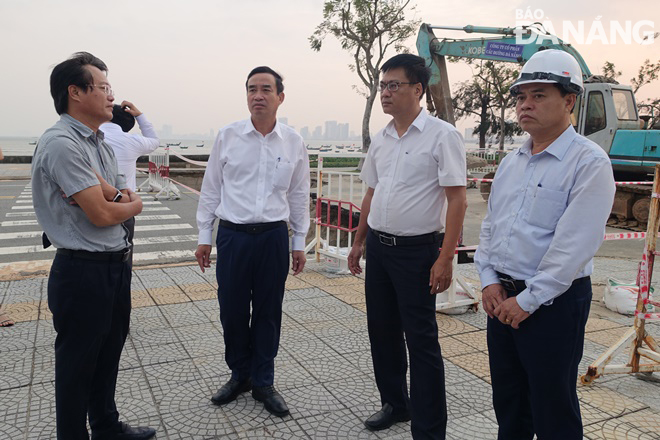 Chủ tịch UBND thành phố Lê Trung Chinh (thứ 2 từ trái qua) chỉ đạo khắc phục khẩn cấp sạt lở ở cầu bắc qua kênh thoát nước Biển Đông trên đường Hoàng Sa. Ảnh: HOÀNG HIỆP