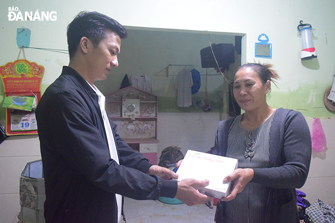 Anh Lê Văn Quân (thành viên CLB Bạn thương nhau) trao quà cho em, học sinh lớp 8/5 Trường THCS Ngô Thì Nhậm