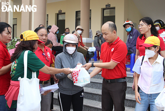 Representatives from the Da Nang Red Cross Society present gifts to support those affected by flooding in Hoa Vang District. Photo: T.D