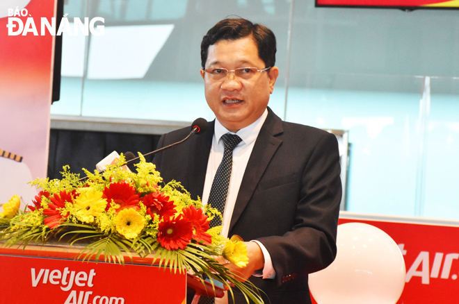 Vice Chairman Tran Phuoc Son expressed his delight at the launch of new international flights between Da Nang and India and hoped for effective and successful operation of the new routes. Photo: THU HA