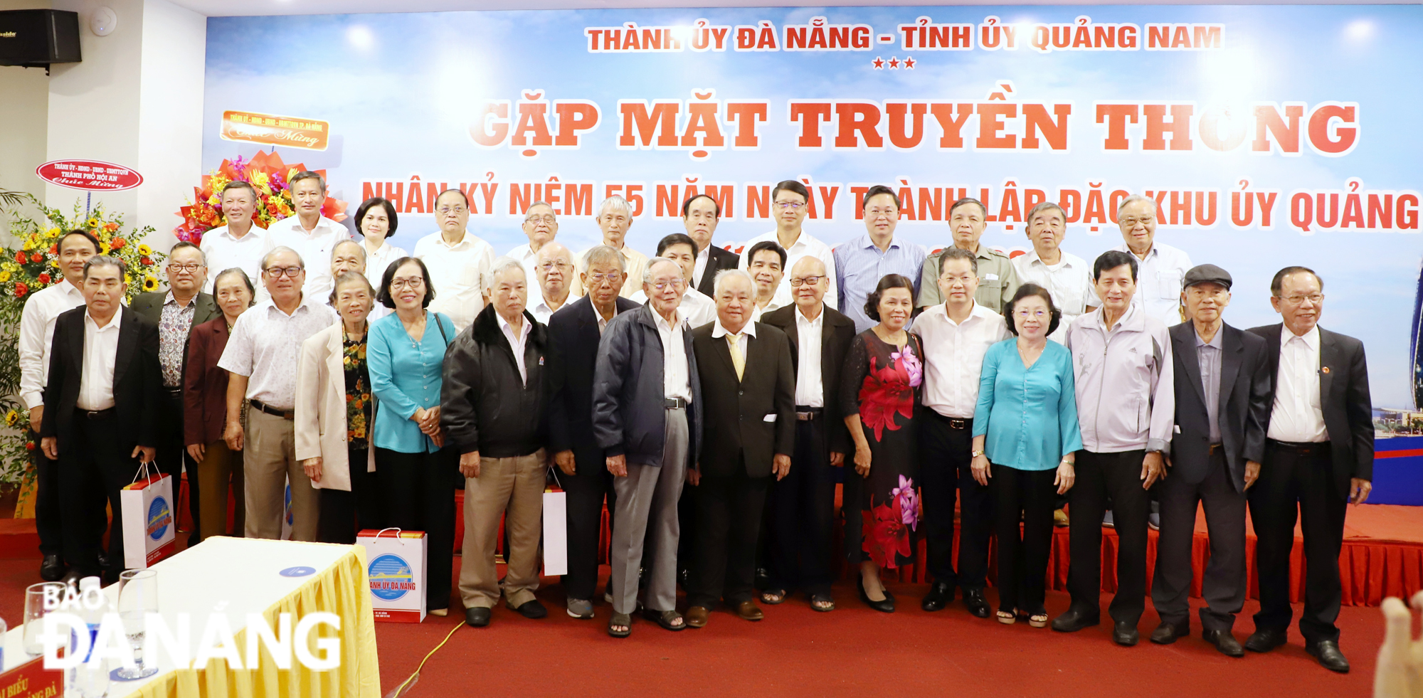 Leaders of Da Nang and Quang Nam Province posing for a group photo at the traditional get-together. Photo: NGOC PHU