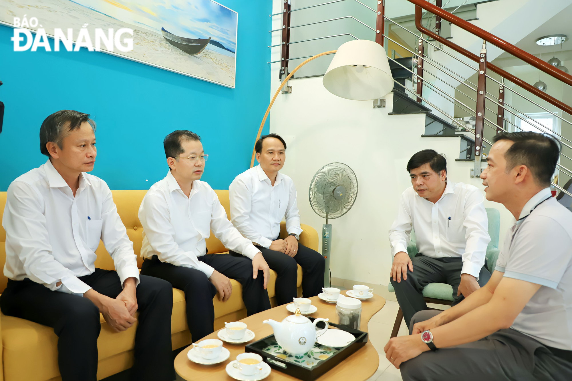 Secretary Quang visits the family of late Secretary of the Quang Da Special Zone's Party Committee Ho Nghinh. Photo: NGOC PHU