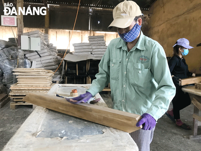 Production workers at the Da Nang Forestry Products Export JSC.  Photo: MAI QUE