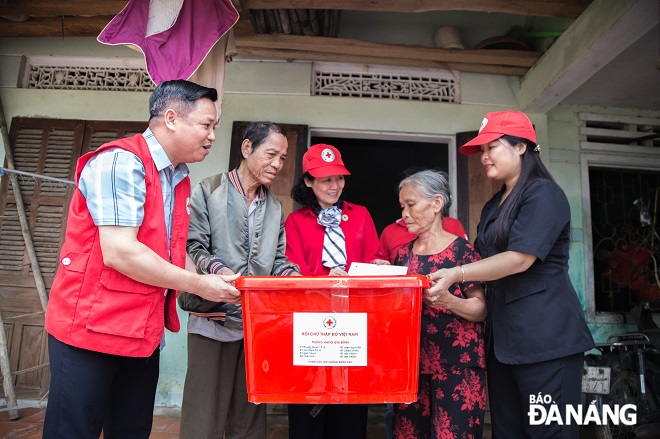 Người dân phấn khởi khi nhận được phần quà gồm những đồ gia dụng và 1.000.000 đồng tiền mặt từ Đoàn công tác Trung ương Hội Chữ thập đỏ Việt Nam.