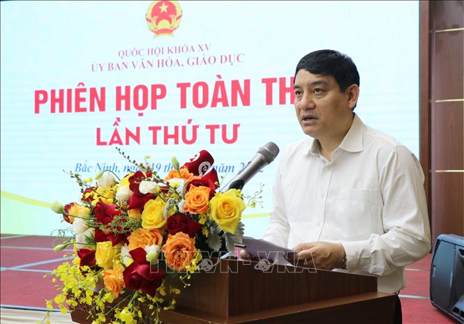 Chủ nhiệm Ủy ban Văn hóa, Giáo dục của Quốc hội Nguyễn Đắc Vinh phát biểu tại phiên họp.