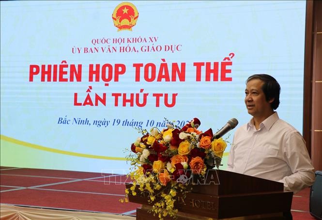 Bộ trưởng Bộ Giáo dục và Đào tạo Nguyễn Kim Sơn phát biểu tại phiên họp. 