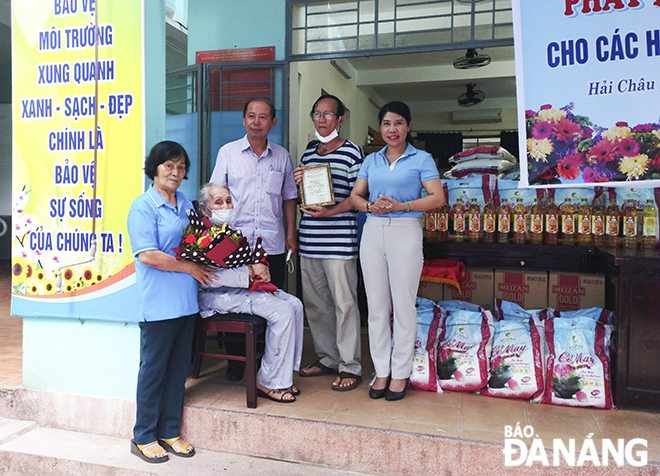 Volunteer programmes are periodically organised by Mrs. Pham Thi Mui (left) and members of the Hai Chau 1 Ward chapter of the Da Nang Association of Charities and Children's Rights Protection. Photo courtesy of the character