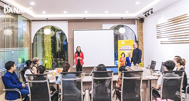 Ms. Nguyen Nhu Ha (standing) sharing her experience of hunting for 'Journey to elite universities' scholarships for parents and junior high school students. (Photo courtesy of the character) 