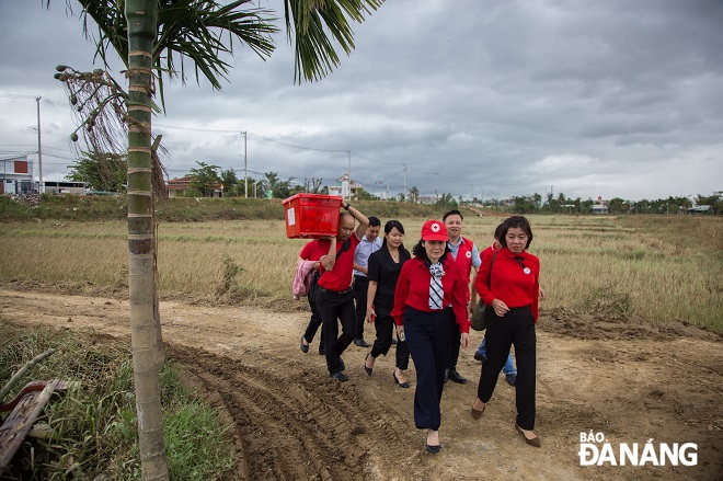 The delegation of the Central Committee of the Viet Nam Red Cross Society are on way to visit flood-affected households in Hoa Nhon Commune, Hoa Vang District.