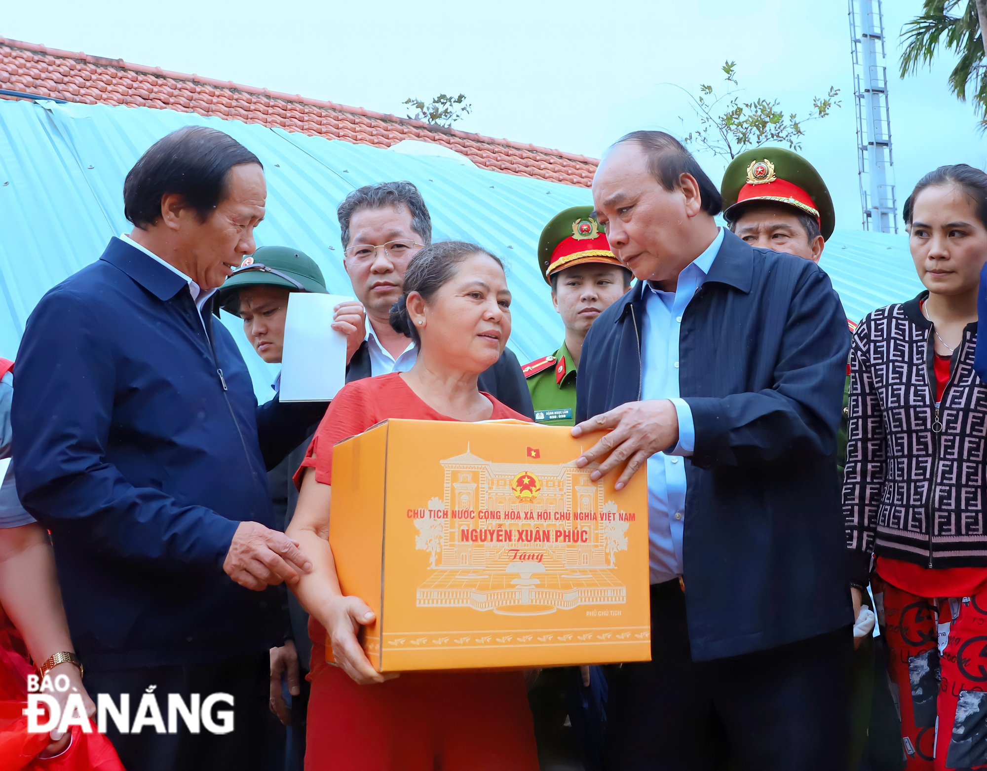 President Nguyen Xuan Phuc presenting gifts and giving spiritual encouragement to Mrs. Do Thi Thanh Hoas family. Photo: NGOC PHU