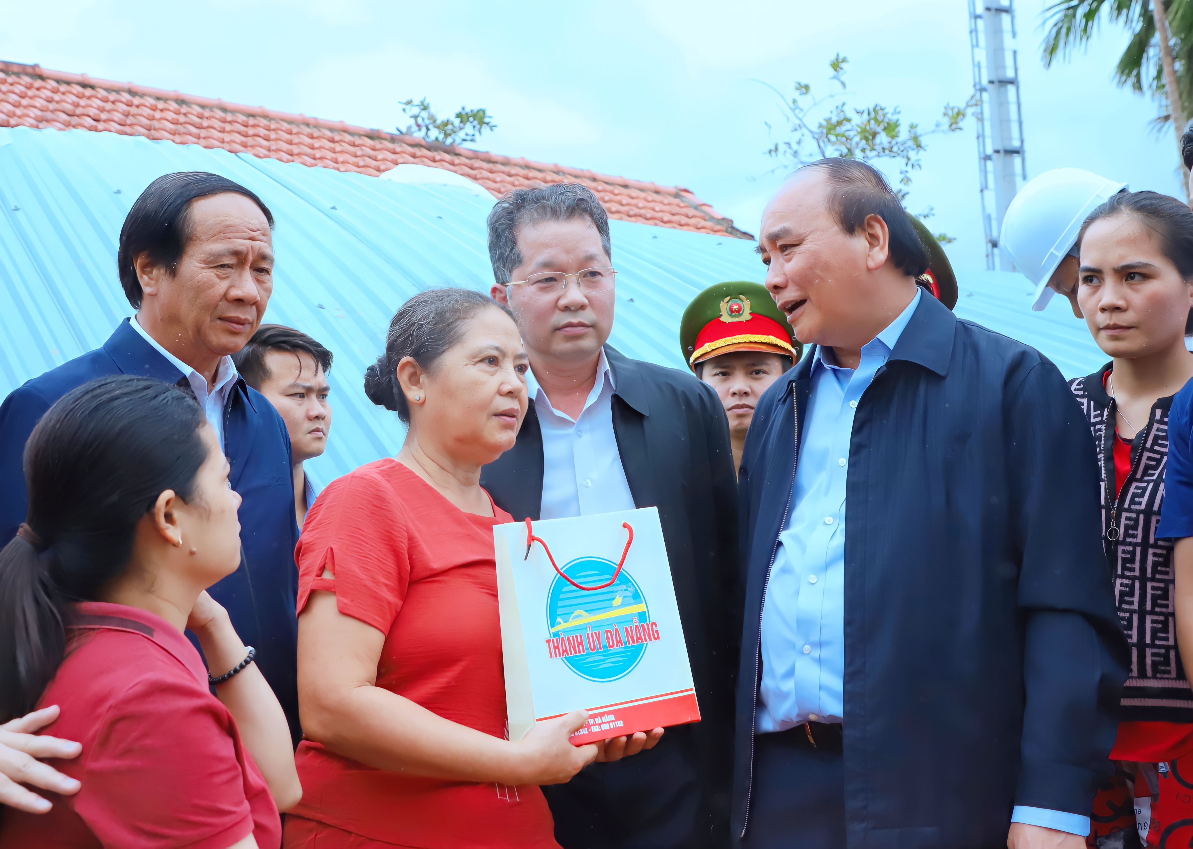 Municipal Party Committee Secretary Nguyen Van Quang presenting a gift to Mrs. Hoas family. Photo: NGOC PHU