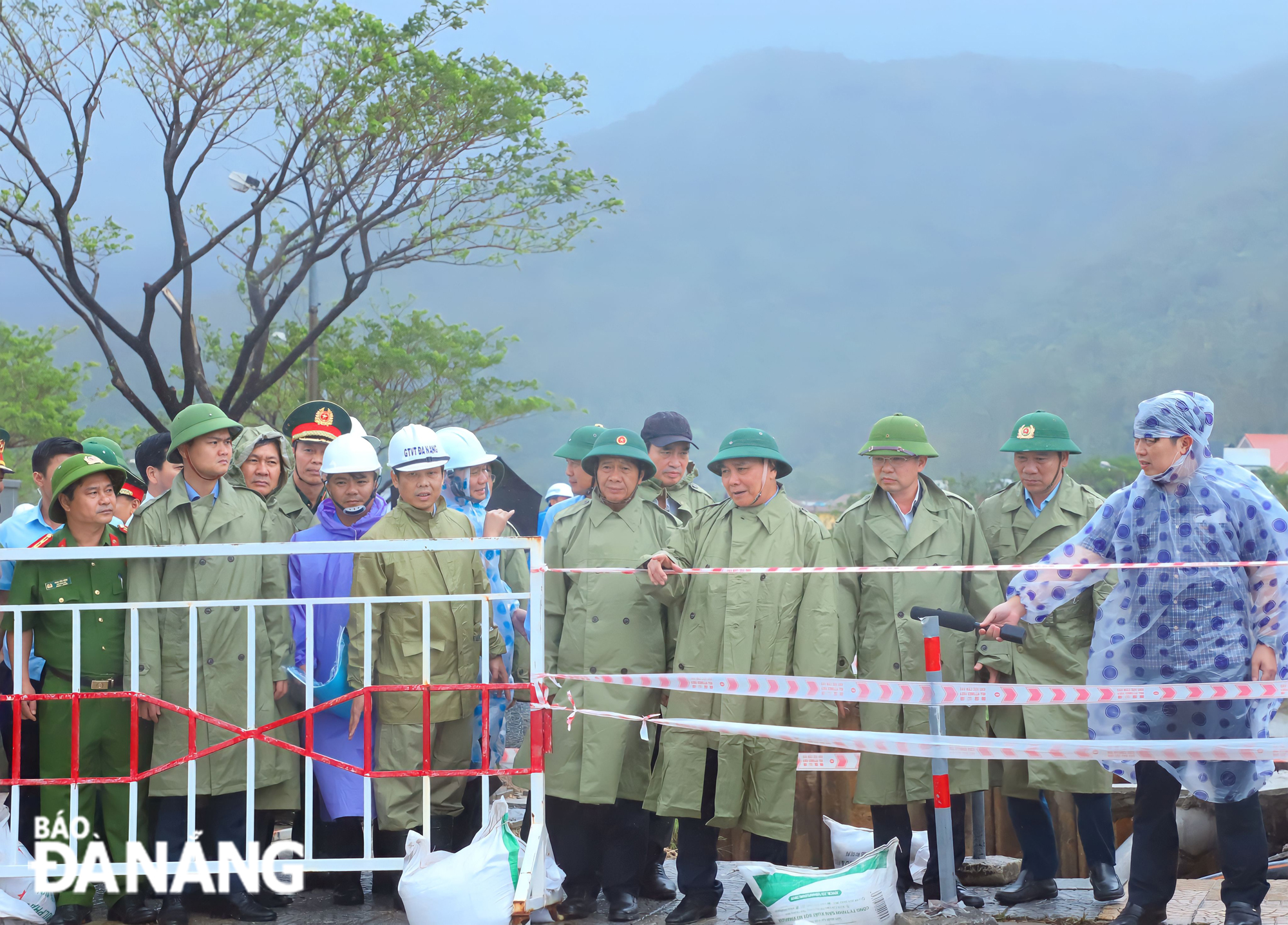 President Nguyen Xuan Phuc (fourth, right) conducting conducted a field visit to a landslide point at a section of Hoang Sa Street leading to the Son Tra Peninsula. Photo: NGOC PHU