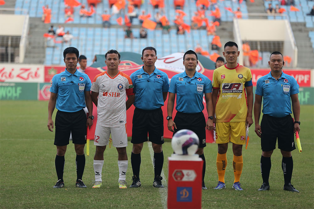 Trọng tài ngoại thay trọng tài nội điều hành trận đấu quan trọng khi các cuộc đua tại V-League 2022 diễn ra khốc liệt và kịch tính là điều cần thiết. Ảnh: P.N