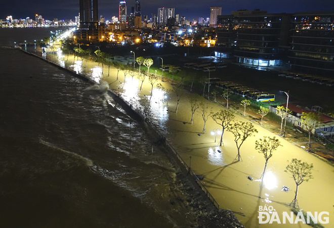 Thủy triều cao và sóng lớn do ảnh hưởng của bão số 6 và gió mùa đông bắc tràn vào cửa sông Hàn.