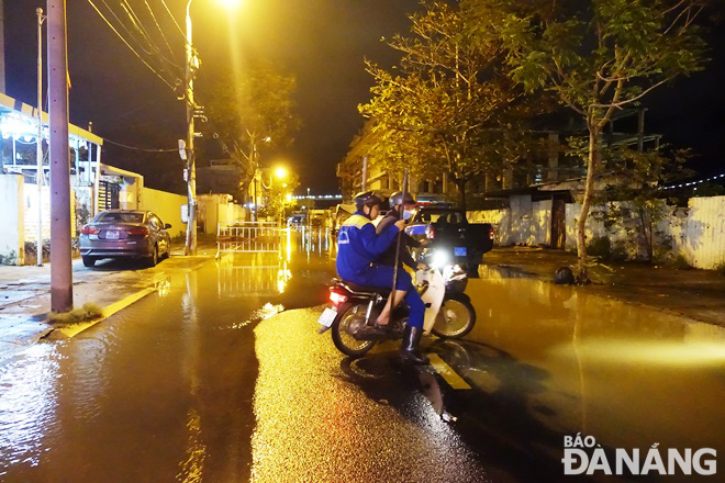 Các lực lượng chức năng triển khai rào chắn, khơi thông thoát nước... các đoạn đường bị ngập.