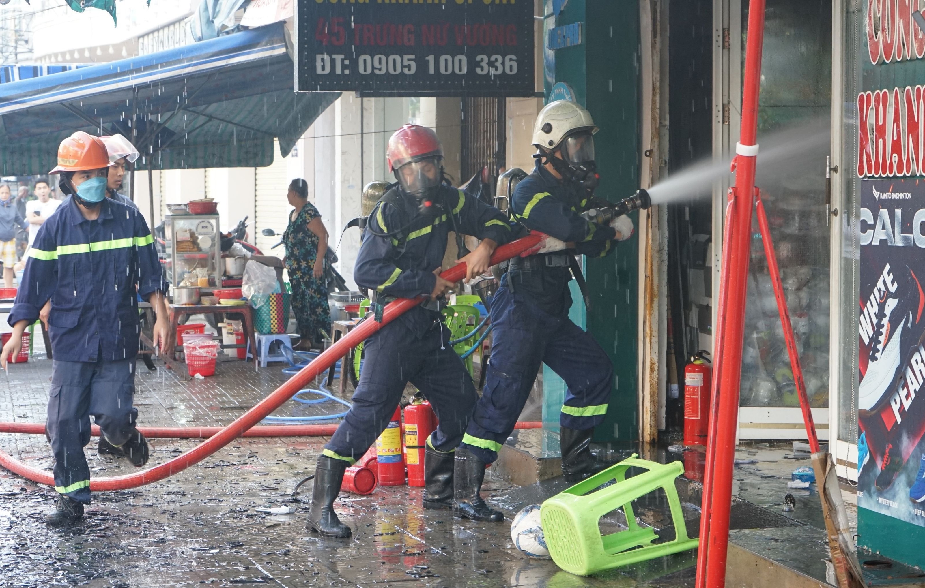 Đến khoảng 8 giờ 30, ngọn lửa tại cửa hàng bán đồ thể thao cơ bản được dập tắt. Ảnh: L.H